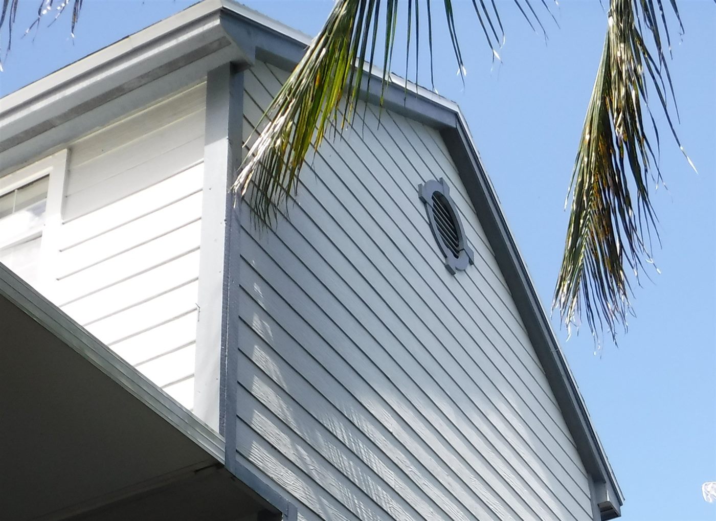 Gable roof wall feature